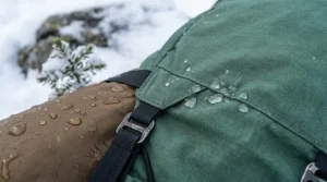 Illustration of the lightweight material of the dry bag. | Illustration du matériau léger du sac de compression étanche.