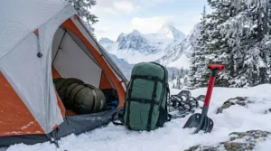 Using a compression dry bag for winter camping gear. | Utilisation d'un sac de compression étanche pour le matériel de camping d'hiver.